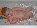 Elya dans son bain essaye d'attraper ses pieds - 006 * 1024 x 768 * (75KB)